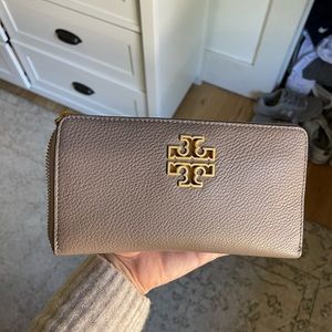 Tory Burch never used wallet with keyholder inside